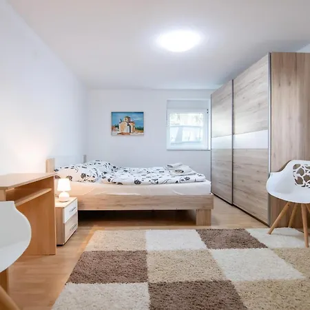 Beach Boy & Pool Girl Apartments Vir Room photo